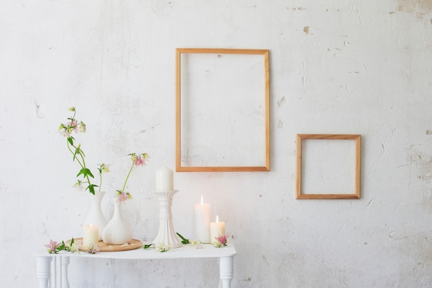 Fiori in vaso e cornici sul muro