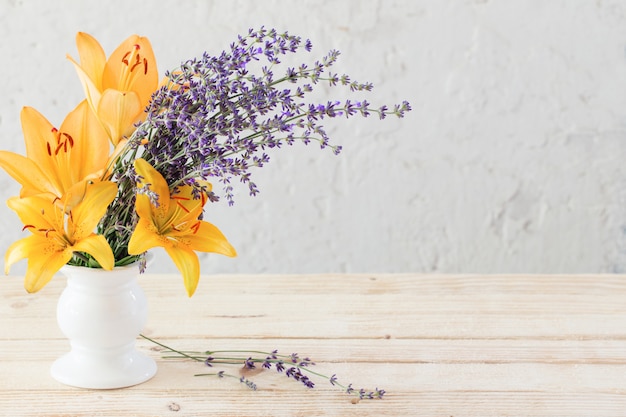 Fiori in vaso su fondo bianco