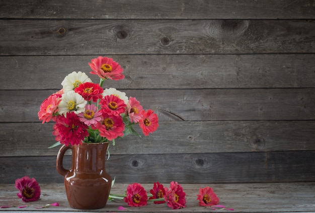 Fiori in vaso sulla vecchia parete di legno