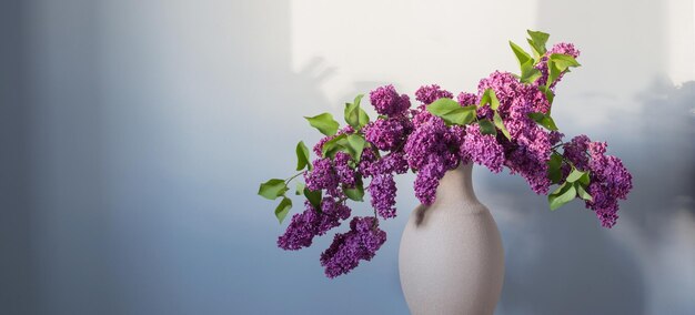 Fiori lilla in vaso sul pavimento di legno