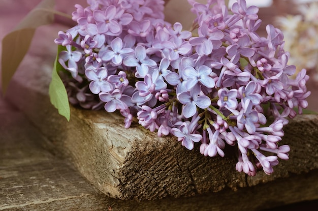 Fiori lilla viola come sfondo Bouquet di fiori lilla viola su sfondo di legno