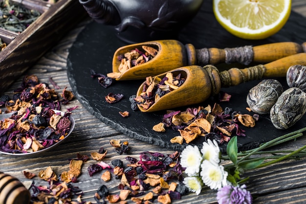 Fiori, mezzo limone e spezie per preparare il tè