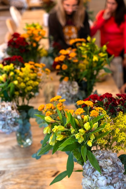 Fiori naturali Workshop di arrangiamento floreale con fiori d'autunno