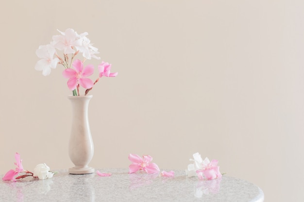 Fiori rosa in un vaso