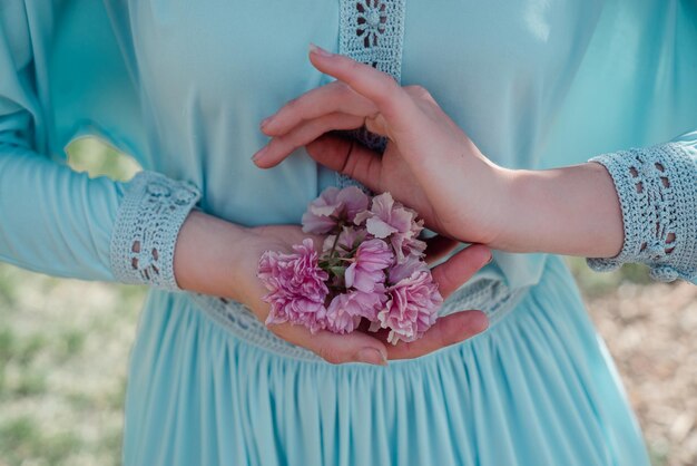 Fiori rosa nelle mani di una ragazza