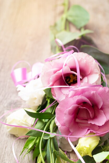 Fiori rosa su legno. Concetto per biglietto di auguri.