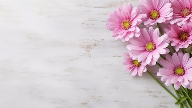 Fiori rosa su uno sfondo di marmo bianco