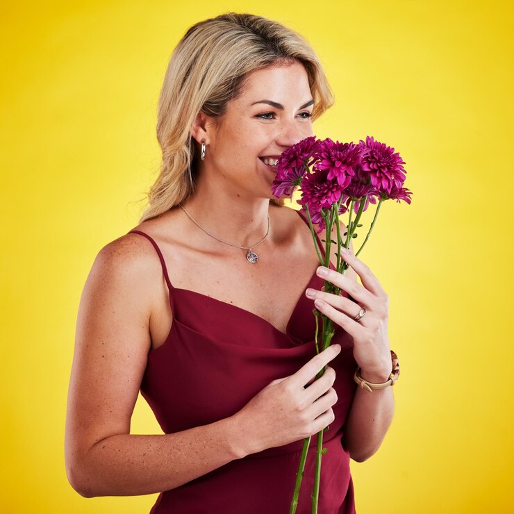 Foto fiori san valentino e donna piante profumate regalo presente e sentirsi felice isolato in uno sfondo giallo studio felicità eccitata e persona femminile che tiene bouquet di lusso per profumo floreale