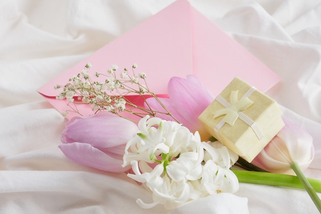 fiori scatole regalo busta rosa sul letto regalo per donna concept