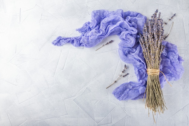 Fiori secchi della lavanda sulla decorazione bianca