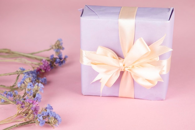 Fiori secchi di colore con confezione regalo