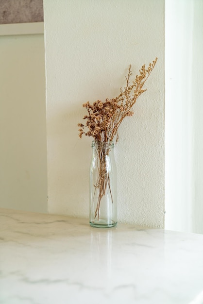 fiori secchi in vaso di vetro decorazione sul tavolo