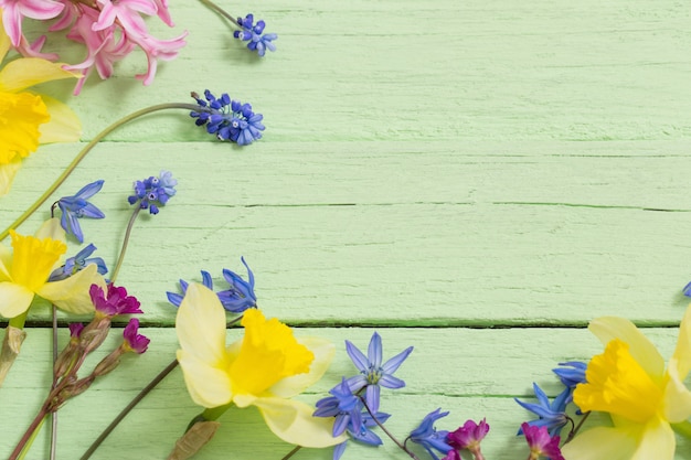 Fiori su fondo di legno verde