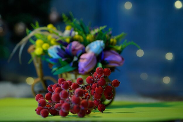 Fiori su sfondo scuro. Bouquet con tante rose. Messa a fuoco selettiva