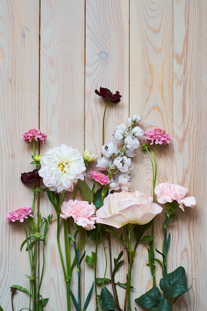 Fiori sul fondo di assi di legno rustico