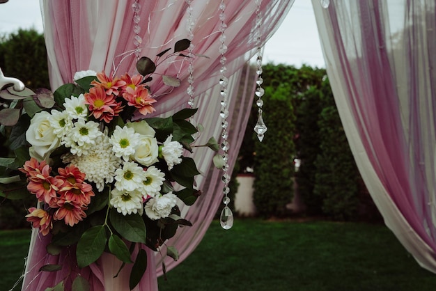 Fiori sull'arco nuziale