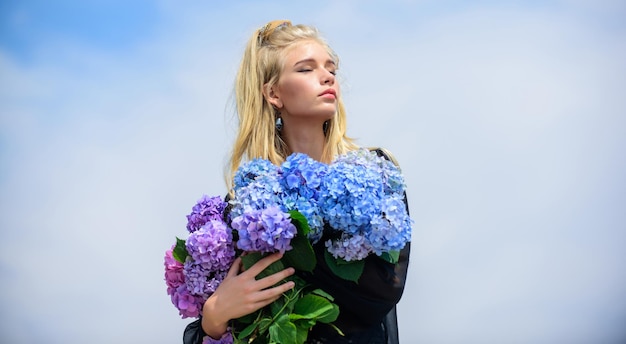 Fiori tenera fragranza Industria della moda e della bellezza Ragazza tenera modella tenere bouquet di fiori di ortensia Trucco e stile alla moda Tendenza moda primavera Incontra la primavera con la nuova fragranza del profumo