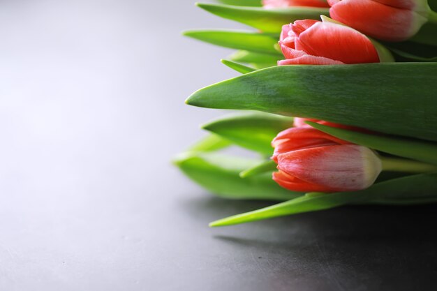 Fiori, vacanze primaverili e concetto di arredamento per la casa - Bouquet di bellissimi tulipani, sfondo floreale