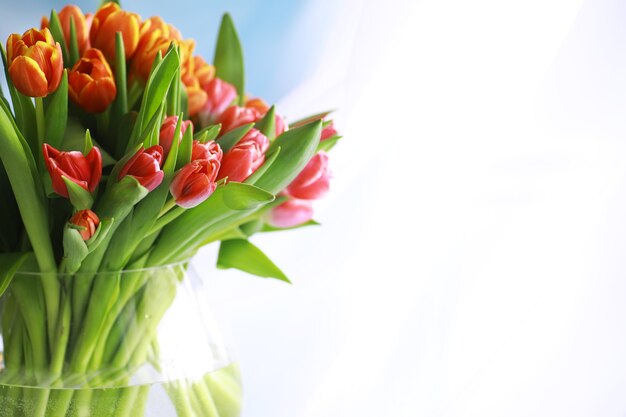 Fiori, vacanze primaverili e concetto di arredamento per la casa - Bouquet di bellissimi tulipani, sfondo floreale