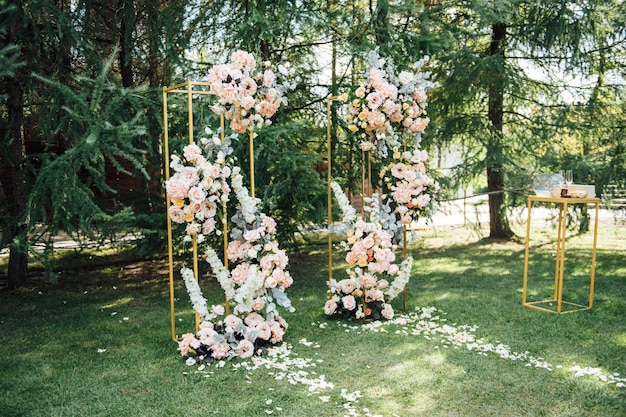 Fiori veri nell'arco nuziale per la cerimonia degli sposi novelli