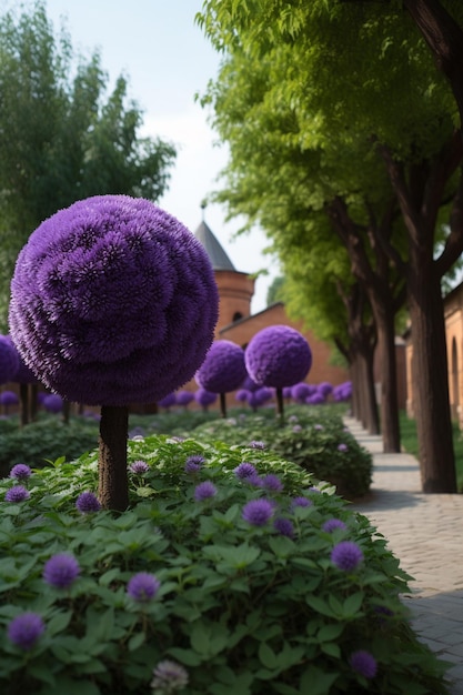 Fiori viola in un giardino con un edificio in mattoni in background