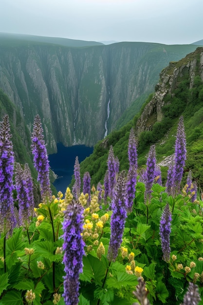 Fiori viola in una valle con un lago e una cascata