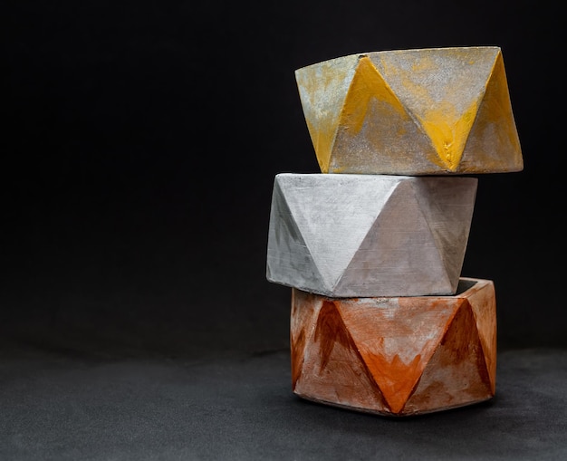 Fioriere geometriche pentagonali colorate Fioriere in cemento verniciato per la decorazione domestica