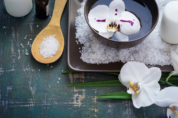 Fiorisca le orchidee bianche in ciotola di regolazione di SPA e dell&#39;acqua.