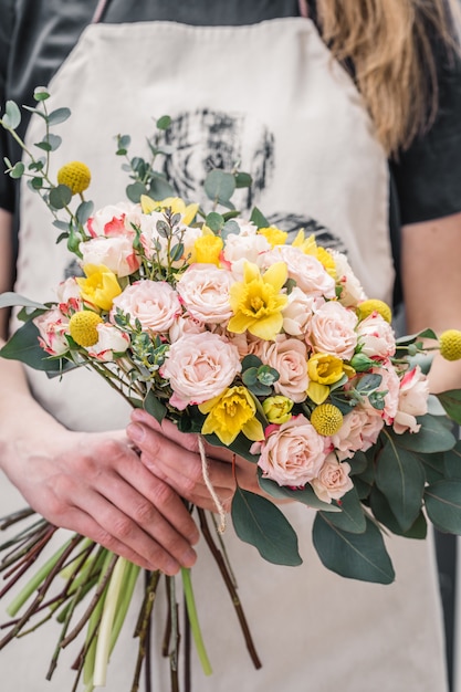 Fiorista anonimo con bouquet elegante