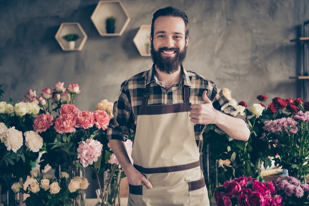 fiorista barbuto che lavora nel suo negozio di fiori