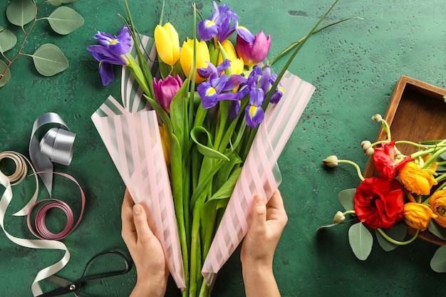 Fiorista che fa bel bouquet a tavola