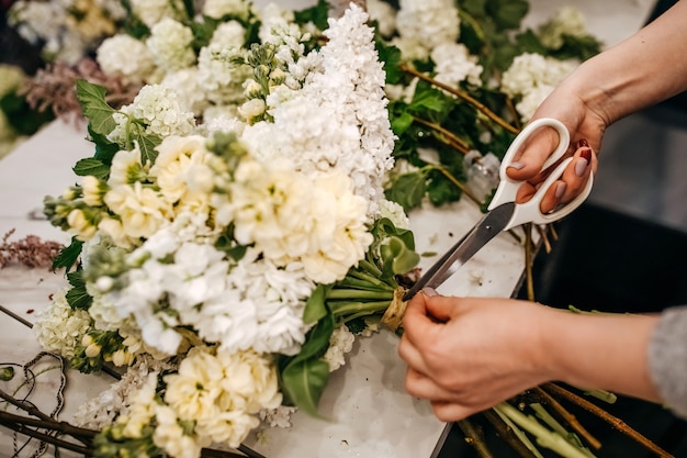 Fiorista che fa bouquet nel negozio di fiori