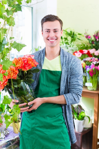 Fiorista che lavora nel negozio di fiori