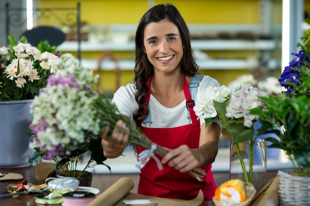 Fiorista che offre fiori al bancone del fioraio