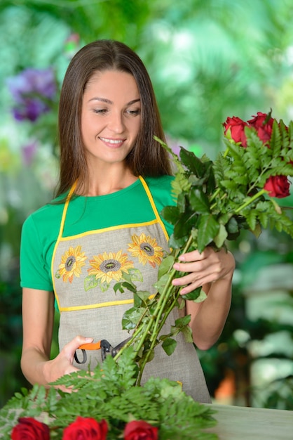 Fiorista che prepara organizzazione di vendita al dettaglio del negozio di fiori del mazzo.