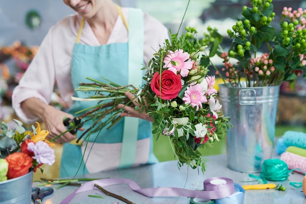 Fiorista che taglia steli di fiori