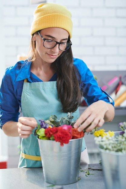 Fiorista creativo al lavoro