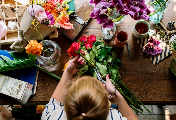 Foto fiorista decora bouquet di fiori freschezza