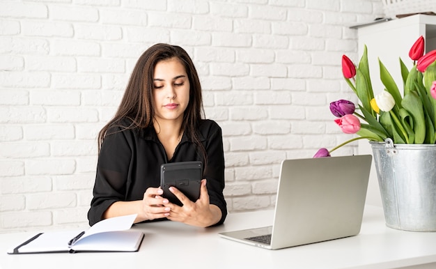 fiorista della donna di affari che lavora nell'ufficio