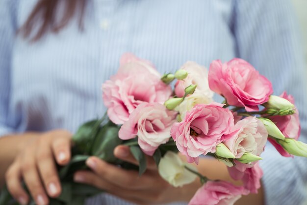 Fiorista femminile che fa bello mazzo al negozio di fiori