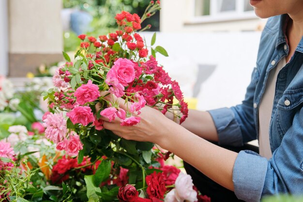 Fiorista femminile che lavora con i fiori all'aperto per decorare gli eventi con i fiori