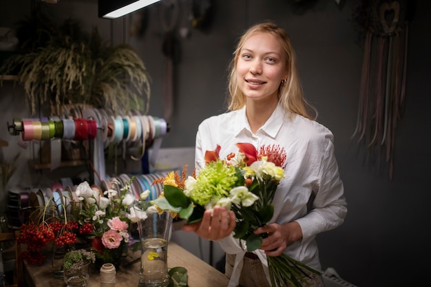 Fiorista femminile che tiene un bel bouquet