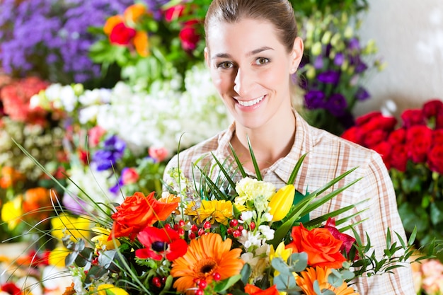 Fiorista femminile nel negozio di fiori