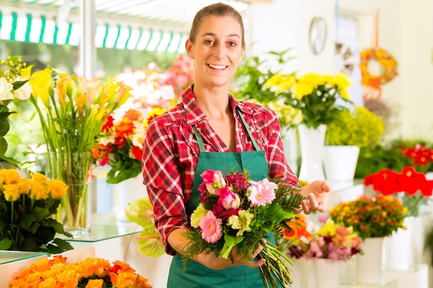 Fiorista femminile nel negozio di fiori