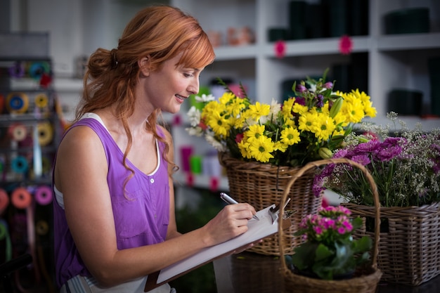 Fiorista femminile scrivendo negli Appunti