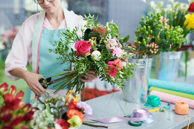 Fiorista Making Bouquet di fiori