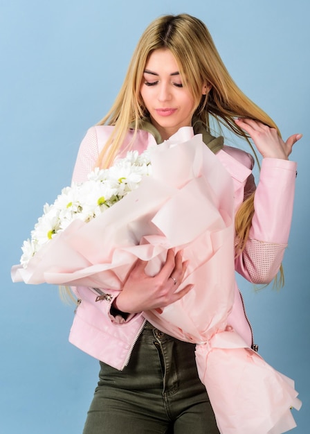 Fiorista nel negozio di fiori Bella donna con bouquet di fiori margherita Festa della mamma Festa della donna primavera ed estate Bella ragazza regalo di buon compleanno Marguerite Estate calda Saluto estate