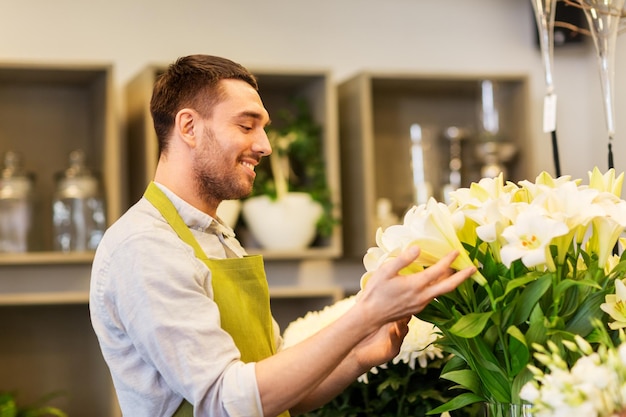 fiorista o venditore di gigli bianchi in un negozio di fiori