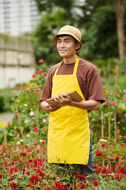 Fiorista sorridente lavoratore