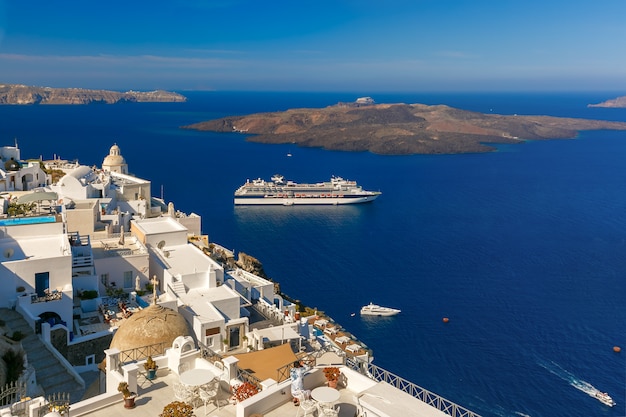 Fira, città principale di Santorini, in Grecia